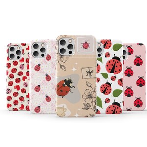 Könnte beinhalten: Fünf verschiedene iPhone-Hüllen mit Marienkäfer-Designs. Die Hüllen sind alle weiß mit unterschiedlichen Mustern aus Marienkäfern, Blumen und Blättern. Die Hüllen sind alle scharf und in einer Reihe angeordnet.