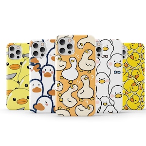 Op de afbeelding: Vijf verschillende telefoonhoesjes met een geel eendjespatroon. De hoesjes zijn allemaal wit met een geel eendjespatroon. De hoesjes zijn allemaal voor iPhones.