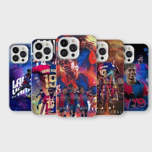 以下が含まれることがあります： サッカー選手が活躍する鮮やかな画像が特徴のスマートフォンケース5個セット。赤と青のチームユニフォームを着た選手たちの写真やポートレートがデザインされています。ケースは光沢仕上げで、さまざまな電話モデルに対応しています。