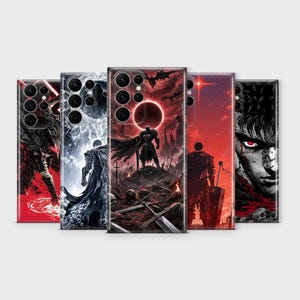 Op de afbeelding: Een verzameling van vijf telefoonhoesjes met dramatische dark fantasy-kunstwerken. Elk hoesje toont een andere illustratie met een rood, zwart en wit kleurenschema, met personages en scènes uit een manga of anime.