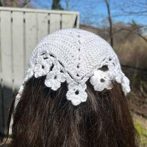 Bandana fleurs printanières I Bandana fait main au crochet I Foulard au crochet I Accessoire pour cheveux image 1