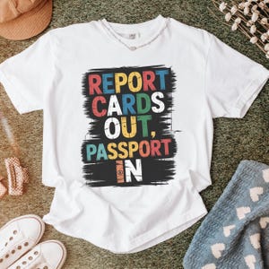 Camiseta divertida de verano para profesores, con boletas de calificaciones y pasaporte, unisex, colores cómodos, regalo de viaje para profesores, camiseta de fin de curso.