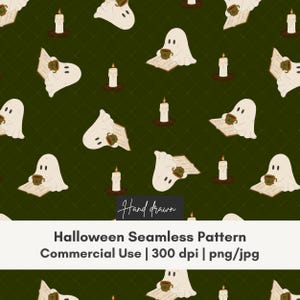 Könnte beinhalten: Ein nahtloses Muster mit weißen Geistern, die offene Bücher lesen und braune Tassen halten, durchsetzt mit weißen Kerzen auf dunkelgrünem Hintergrund. Der Text lautet Hand drawn Halloween Seamless Pattern Commercial Use 300 dpi png/jpg.