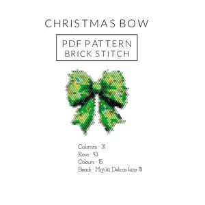 Könnte beinhalten: Ein grünes Weihnachts-Schleifen-Perlenmuster für Ziegel-Stich. Das Muster ist zum PDF-Download und verwendet 15 Farben von Miyuki Delicas Größe 10 Perlen.