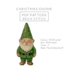 Może przedstawiać: Wzór na bożonarodzeniowego gnoma z koralików. Gnom ma zieloną czapkę i strój, białą brodę oraz brązowy pasek i buty. Tekst brzmi "CHRISTMAS GNOME PDF PATTERN BRICK STITCH". Projekt ma 6 cm szerokości i 13,2 cm wysokości.