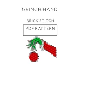 Op de afbeelding: Een rood en groen baksteenpatroon voor een Grinch-hand die een kerstbal vasthoudt. Het patroon is beschikbaar als PDF-download. BRICK STITCH PDF PATTERN