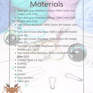 K&ouml;nnte beinhalten: Materialien, die f&uuml;r ein H&auml;kelprojekt ben&ouml;tigt werden, darunter Garn in verschiedenen Farben, eine H&auml;kelnadel, F&uuml;llmaterial, eine Nadel, Stecknadeln, eine Schere, Maschenmarkierer und Textilkleber. Der Text "Materialien" befindet sich oben im Bild.