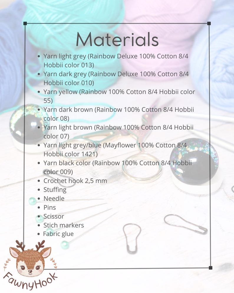 K&ouml;nnte beinhalten: Materialien, die f&uuml;r ein H&auml;kelprojekt ben&ouml;tigt werden, darunter Garn in verschiedenen Farben, eine H&auml;kelnadel, F&uuml;llmaterial, eine Nadel, Stecknadeln, eine Schere, Maschenmarkierer und Textilkleber. Der Text "Materialien" befindet sich oben im Bild.