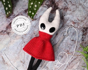 Häkelanleitung für eine Hornisse (Hollow Knight Silksong). DIY-Puppe. PDF-Anleitung, Amigurumi-Modell. Sprachen: Französisch und Englisch.