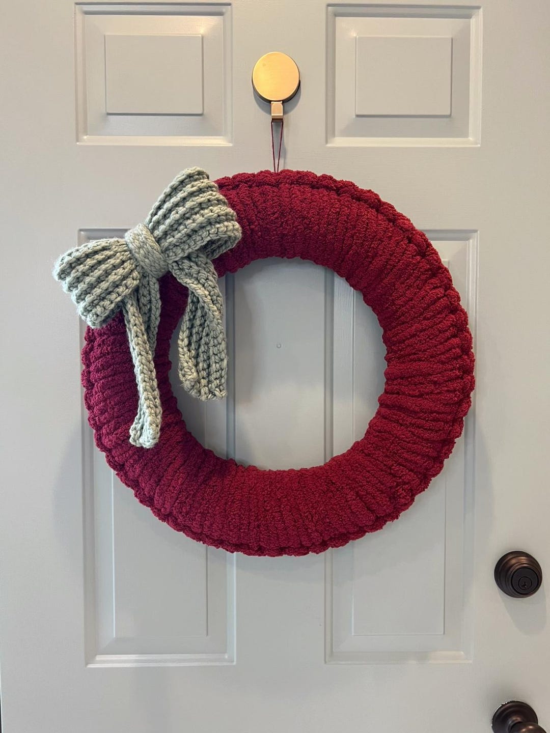 手作りの糸で編んだクリスマスリース：かぎ針編みのリボン、冬の