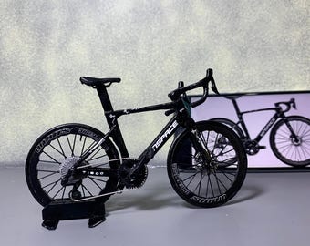 Winspace T1500 - Miniature Replica Handmade Bicycle - Cyclist Gift with Display Case - BLACK