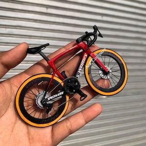 Tarmac S-Works - Vélo miniature fait main avec vitrine et carte d'authentification - Cadeau pour cycliste ou triathlète