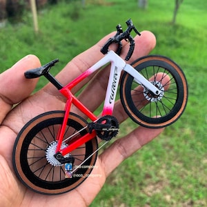 Wilier Filante - Vélo miniature fait main avec vitrine et carte d'authentification - Cadeau pour cycliste ou triathlète