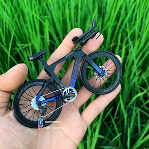 Trek Speed Concept - Vélo miniature fait main avec vitrine et carte d'authentification - Cadeau pour cycliste ou triathlète