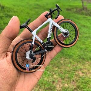 Canyon Grizl - Vélo miniature fait main avec vitrine et carte d'authentification - Cadeau pour cycliste ou triathlète