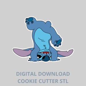 Pode incluir: Um personagem de desenho animado azul, Stitch, em uma pose divertida, de cabeça para baixo com os pés no ar. A imagem tem uma borda branca e o texto "DIGITAL DOWNLOAD COOKIE CUTTER STL" na parte inferior, em um fundo cinza.