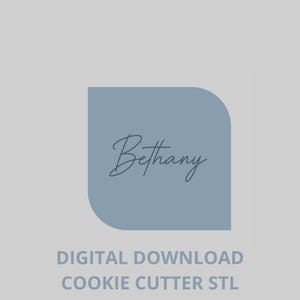 以下が含まれることがあります： 青い角丸長方形に筆記体で「Bethany」と書かれたデジタルダウンロードグラフィック。その下に、サンセリフ体で「DIGITAL DOWNLOAD COOKIE CUTTER STL」と書かれたテキストが、薄い灰色の背景に配置されています。