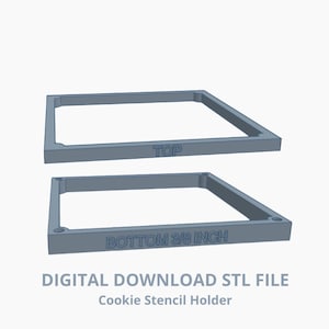 Op de afbeelding: Twee grijze, rechthoekige koekjessjabloonhouders. De bovenste houder is gemarkeerd met "TOP", en de onderste houder is gemarkeerd met "BOTTOM 3/8 INCH". De tekst "DIGITALE DOWNLOAD STL-BESTAND" en "Cookie Stencil Holder" staan eronder.