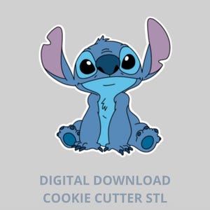 Puede incluir: Imagen de dibujos animados de Stitch, un personaje alienígena azul con orejas grandes y ojos grandes. La imagen es una descarga digital para un archivo STL de cortador de galletas. El texto "DIGITAL DOWNLOAD COOKIE CUTTER STL" se muestra en gris en la parte inferior de la imagen.