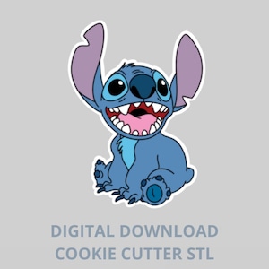 Pode incluir: Um personagem de desenho animado azul com orelhas grandes, olhos grandes e um sorriso largo. O personagem está sentado com os braços e as pernas visíveis. O texto "DIGITAL DOWNLOAD COOKIE CUTTER STL" está abaixo.