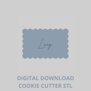 Puede incluir: Un fondo gris claro con un rectángulo azul con bordes ondulados. La palabra "Lucy" está escrita en cursiva dentro del rectángulo. Debajo del rectángulo, el texto dice "DESCARGA DIGITAL CORTADOR DE GALLETAS STL".