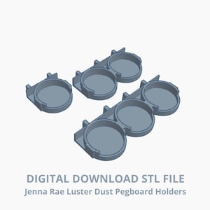Può includere: Un file STL scaricabile digitalmente di supporti per pannelli forati Jenna Rae Luster Dust. L'immagine mostra diversi supporti per pannelli forati grigio chiaro con scomparti circolari. I supporti sono progettati per contenere piccoli contenitori. Il testo "DIGITAL DOWNLOAD STL FILE" è visibile.