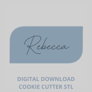 Può includere: Un design rettangolare azzurro con angoli arrotondati presenta il nome "Rebecca" in elegante corsivo. Sotto, il testo recita "DOWNLOAD DIGITALE TAGLIA BISCOTTI STL". Lo sfondo è grigio chiaro.