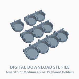 Puede incluir: Un archivo STL de descarga digital con varios soportes de panel perforado grises. Los soportes están diseñados para contener botellas AmeriColor Medium de 133 ml. La imagen muestra múltiples soportes, cada uno con compartimentos circulares.