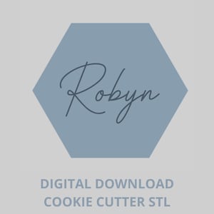 Può includere: Uno sfondo grigio chiaro con una forma esagonale blu-grigia. La parola "Robyn" è scritta in corsivo all'interno dell'esagono. Sotto l'esagono, il testo recita "DOWNLOAD DIGITALE TAGLIA BISCOTTI STL".