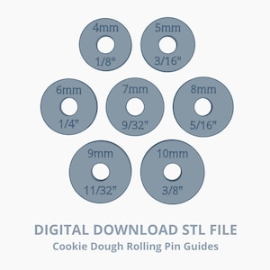 Può includere: Immagine scaricabile digitalmente di guide per mattarello grigie. Le guide circolari hanno un foro centrale e sono etichettate con misure metriche e imperiali: 4mm (1/8"), 5mm (3/16"), 6mm (1/4"), 7mm (9/32"), 8mm (5/16"), 9mm (11/32"), e 10mm (3/8").