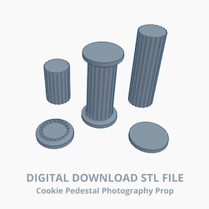 Peut inclure: Un fichier STL à télécharger numériquement présentant plusieurs accessoires de photographie de socle à biscuits bleu clair. Les accessoires comprennent des colonnes cannelées et des plateformes rondes. Le texte "DIGITAL DOWNLOAD STL FILE" et "Cookie Pedestal Photography Prop" sont visibles.