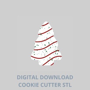 以下が含まれることがあります： 赤と緑の斑点と赤いストライプが入った白いクリスマスツリー型のクッキーカッターのデザイン。「デジタルダウンロードクッキーカッターSTL」の文字が、グレーの背景に表示されています。