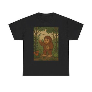 Bandido del Bosque: Camiseta de Pie Grande con dibujos animados, regalo divertido, camiseta de travesuras crípticas en el jardín, criatura caprichosa del bosque