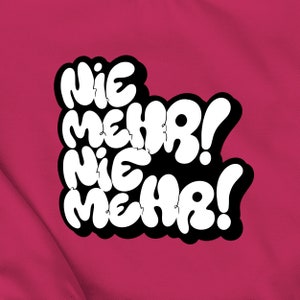 Könnte beinhalten: Ein rosa Hintergrund mit weißem Text, der "Nie Mehr! Nie Mehr!" in einer blasenartigen Schriftart lautet.