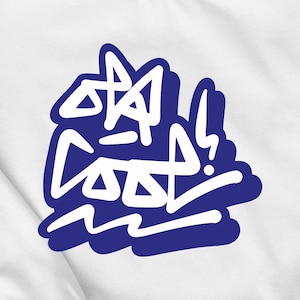 Könnte beinhalten: Ein weißes Grafikdesign auf blauem Hintergrund, das "Stay Cool!" sagt. Die Grafik ist in einer Graffiti-ähnlichen Schriftart gestaltet.