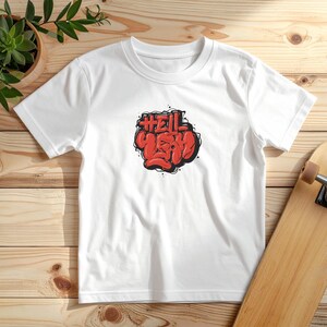 Könnte beinhalten: Weißes T-Shirt mit einem rot-schwarzen Graffiti-Design mit dem Text "HELL YEAH". Das T-Shirt besteht aus einem weichen Material und eignet sich für Freizeitkleidung. Das Shirt wird auf einer Holzoberfläche präsentiert.