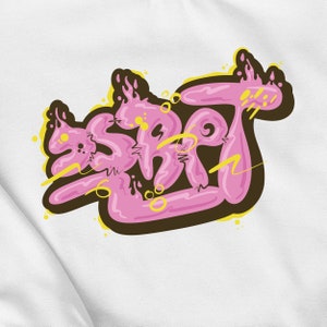 Könnte beinhalten: Rosa und gelbe Graffiti-Schrift, die "SRT" auf weißem Hintergrund sagt.