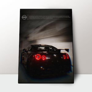 Puede incluir: Impresión enmarcada de un coche deportivo Nissan GT-R negro con luces traseras rojas, corriendo por un túnel. La impresión tiene un fondo borroso y texto en la parte superior.