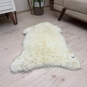 Real Sheepskin Rug: Soft Lambskin for Nursery or Pet Bed (90x50cm)