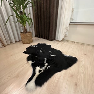 Black Toscana Sheepskin Rug: Curly Shearling Upholstery (80x55cm)