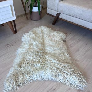 Natural Long Wool Sheepskin Rug – Real Lambskin, Cream White, Soft Fur Throw, Scandinavian Decor, Ethical & Hypoallergenic – 39 x 22 inches