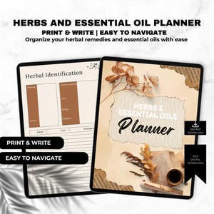 Può includere: Un planner digitale per organizzare erbe e oli essenziali. La copertina presenta un design rustico con fiori secchi, libri antichi e una tazza di caffè. Il testo "HERBS & ESSENTIAL OILS Planner" è visualizzato in grassetto.