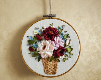 Ricamo floreale su telaio, idea regalo, cesto di fiori decorativo da parete, ricamo fatto a mano da 20 cm (8 pollici).