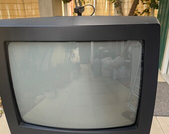 TV/VCR combo 13 CRT Sylvania, 110V.