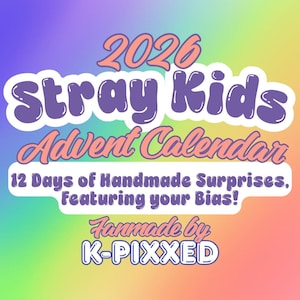 Op de afbeelding: Een 2026 Stray Kids adventskalender met een regenboogverloop als achtergrond. De tekst luidt 2026 Stray Kids Advent Calendar, 12 Days of Handmade Surprises, Featuring your Bias!, en Fanmade by K-PIXXED in paarse en oranje bubble-letters.