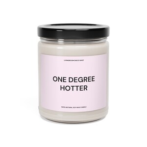 ein Grad heißere Kerze | lustiges Absolventengeschenk für sie, personalisiertes Abschlussgeschenk für Absolventen, Bachelor-Absolventen, Bestie-Geschenk | Sojakerze 9oz