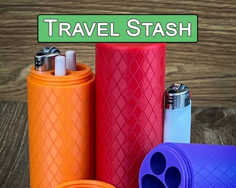 Può includere: Quattro contenitori da viaggio in silicone con un motivo a rombi. I contenitori sono di colore arancione, rosso, viola e blu. I contenitori sono aperti e mostrano l'interno dei contenitori. I contenitori sono etichettati con "TRAVEL STASH".