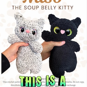 Könnte beinhalten: Zwei Plüschkatzen, eine in gesprenkeltem Grau und eine in einfarbigem Schwarz, mit großen irisierenden Augen und kleinen rosa Nasen. Der Text Miso THE SOUP BELLY KITTY steht oben, und der Text THIS IS A PATTERN steht unten im Bild.