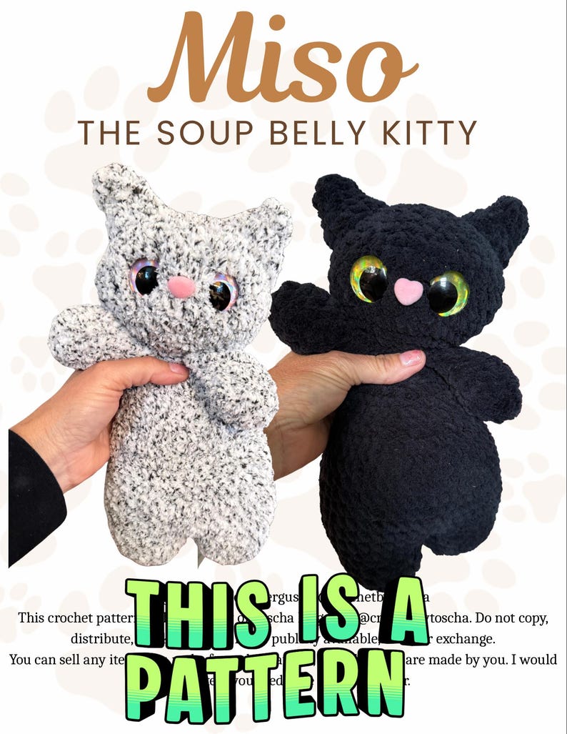 Pu&ograve; includere: Due gatti di peluche, uno grigio maculato e uno nero tinta unita, con grandi occhi iridescenti e piccoli nasi rosa. Il testo Miso THE SOUP BELLY KITTY appare in alto, mentre il testo THIS IS A PATTERN appare nella parte inferiore.
