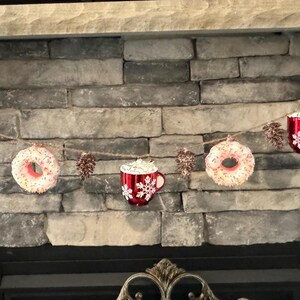 Weihnachten süße Feiertagsgirlande künstliche Kuchen Donuts Lebkuchenmänner heißen Kakao Tannenzapfen rustikales Geschenk für sie